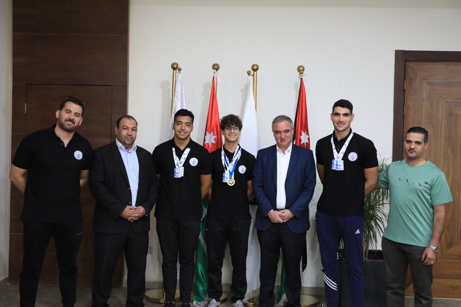 وزير الشباب يهنئ بانجازات سباحي نادي مدينة الامير حمزة