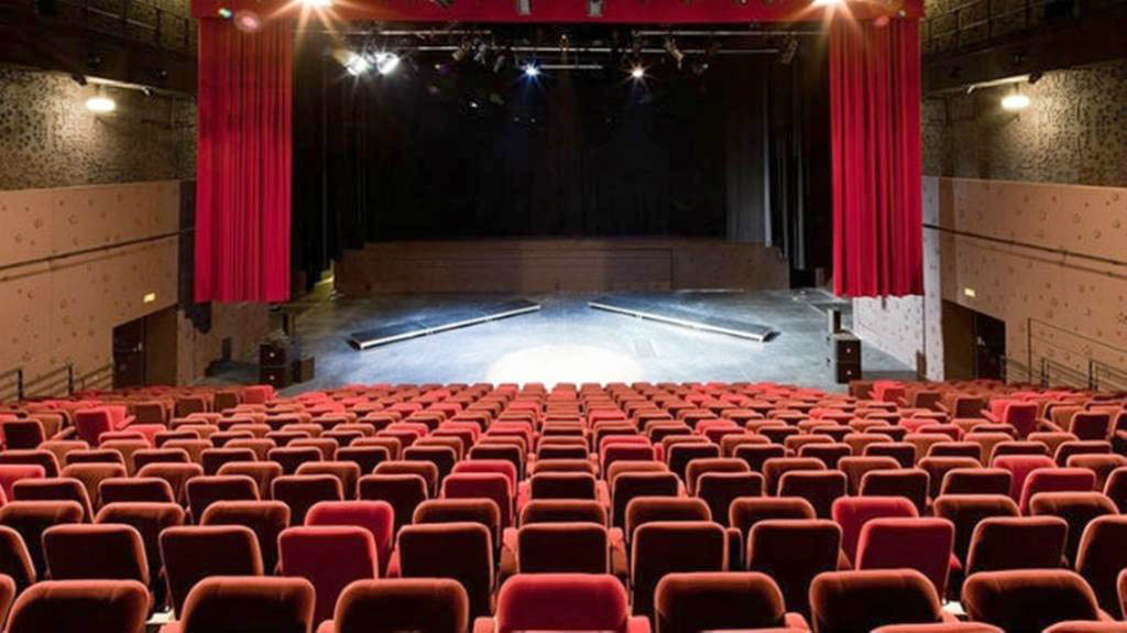 عرض المسرحية  المصرية علاء الدين في الزرقاء