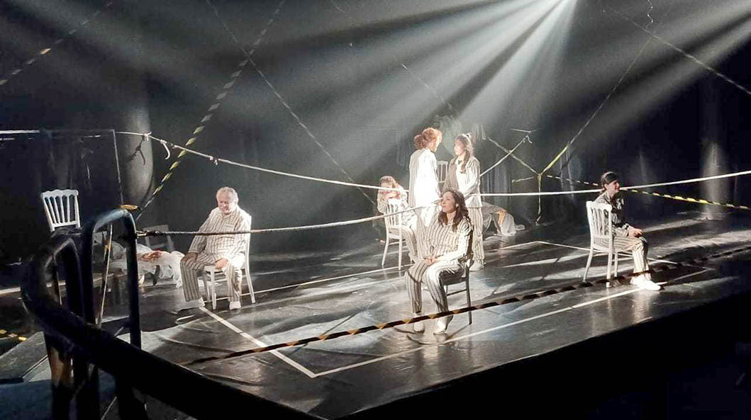 ليلة القتلة وتخريف ثنائي تحظيان بجمهور كامل بمهرجان الأردن المسرحي