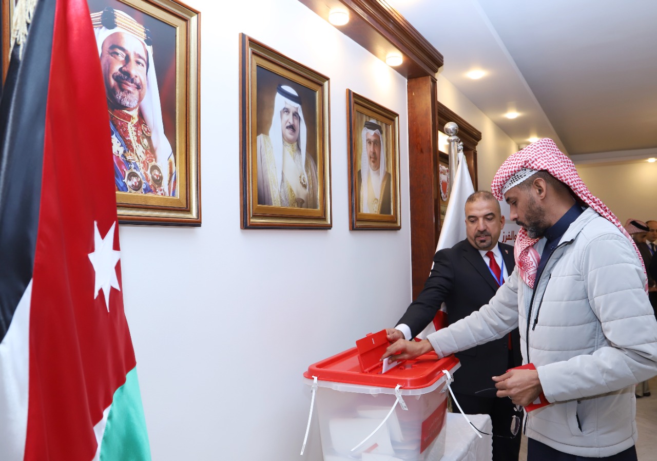ابناء الجالية البحرينية في الاردن يدلون باصواتهم في الانتخابات النيابية