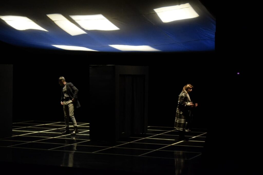 مسرحية خلاف.. النبش في ذاكرة تناقش الماضي وترفض الحاضر