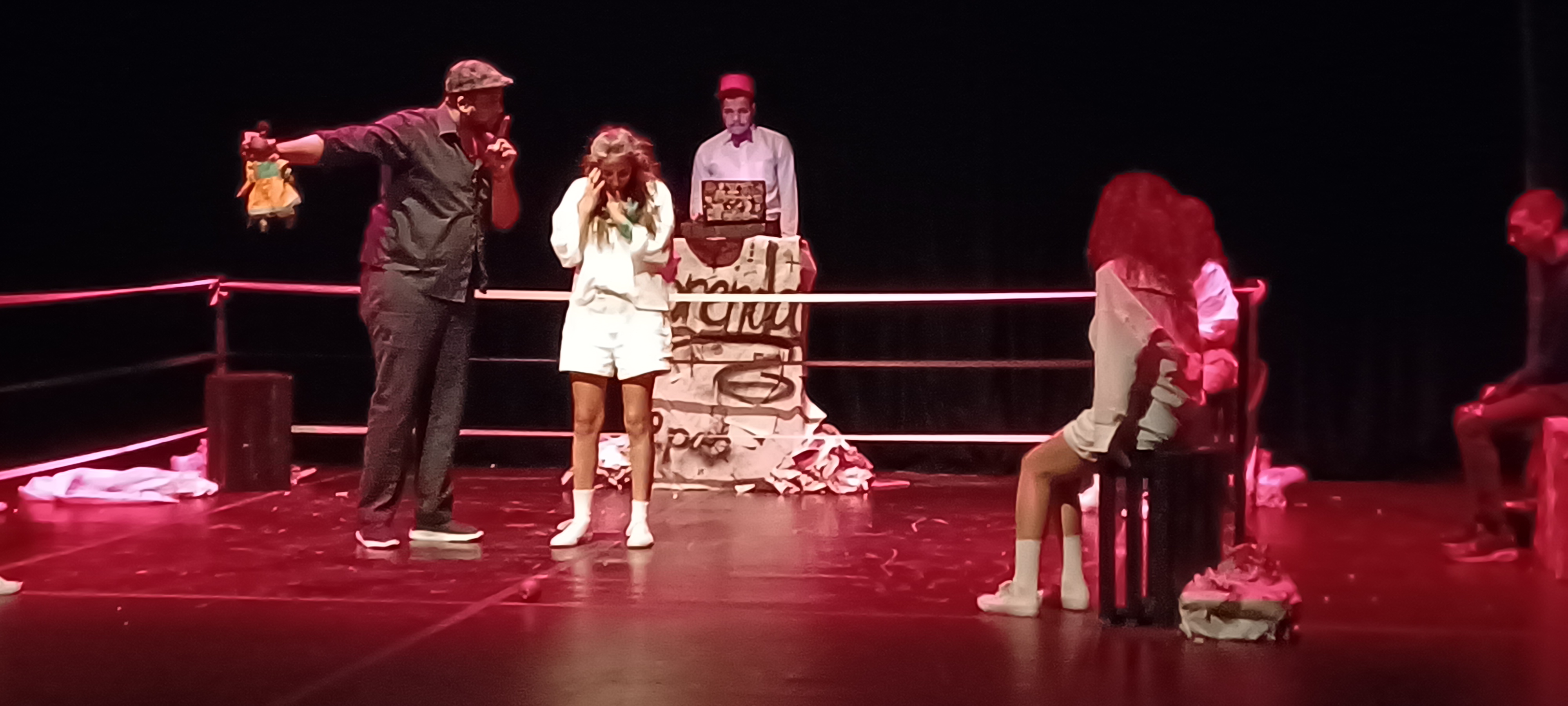 بيرندا عرض مسرحي مغربي ينهض على الأداء الجماعي والسينوغرافيا