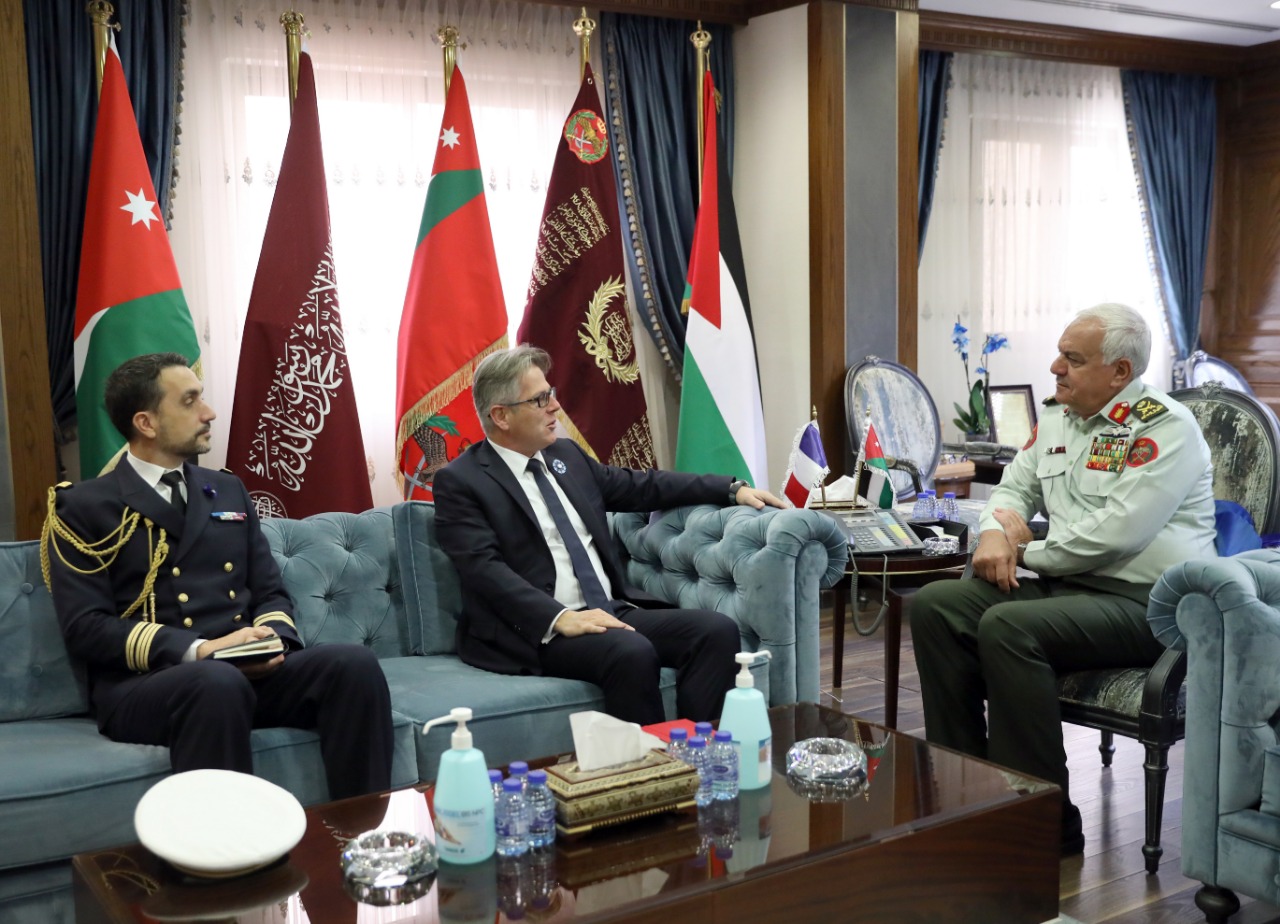 رئيس هيئة الأركان المشتركة يلتقي السفير الفرنسي