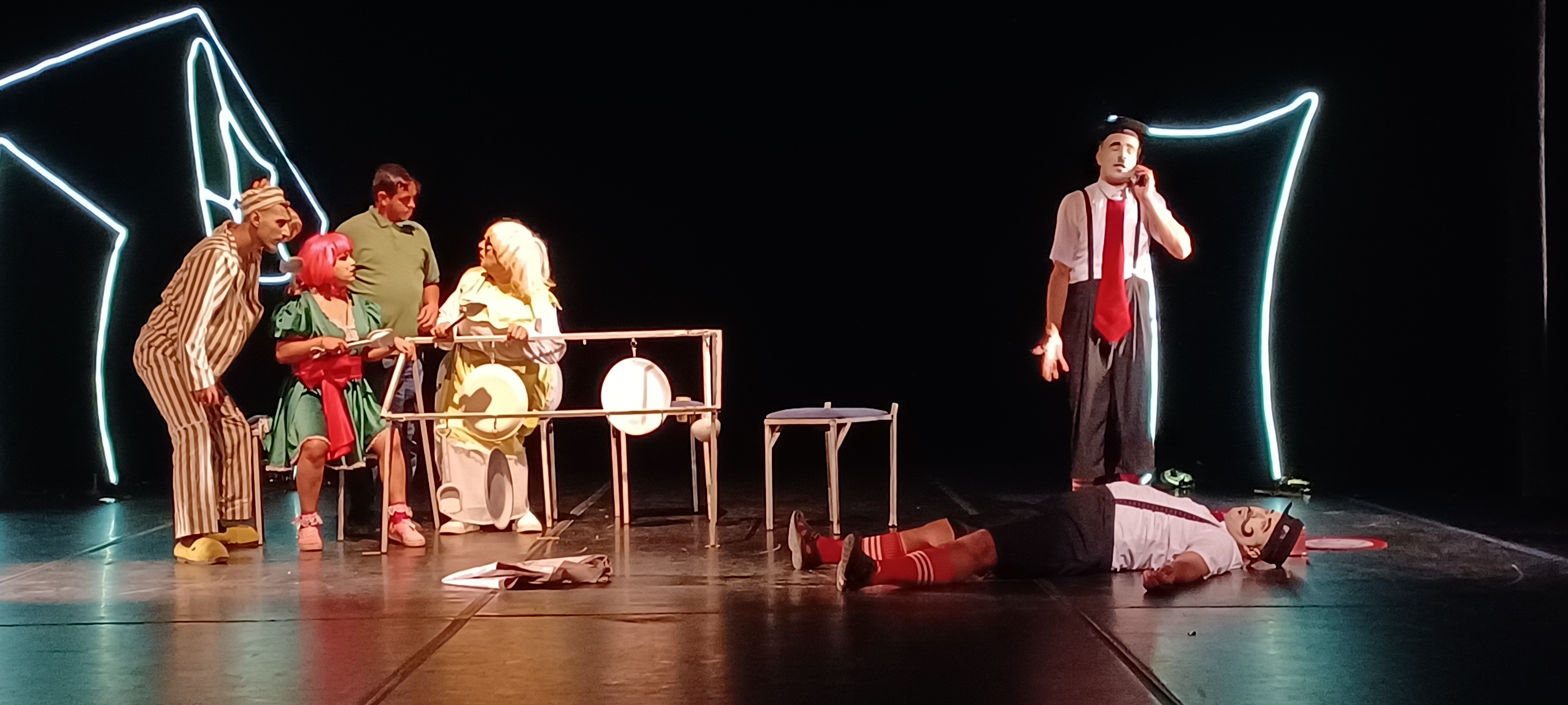 المسرحية الجزائرية اهنا ولهية تنهض على الرؤية والاشتغالات الإخراجية