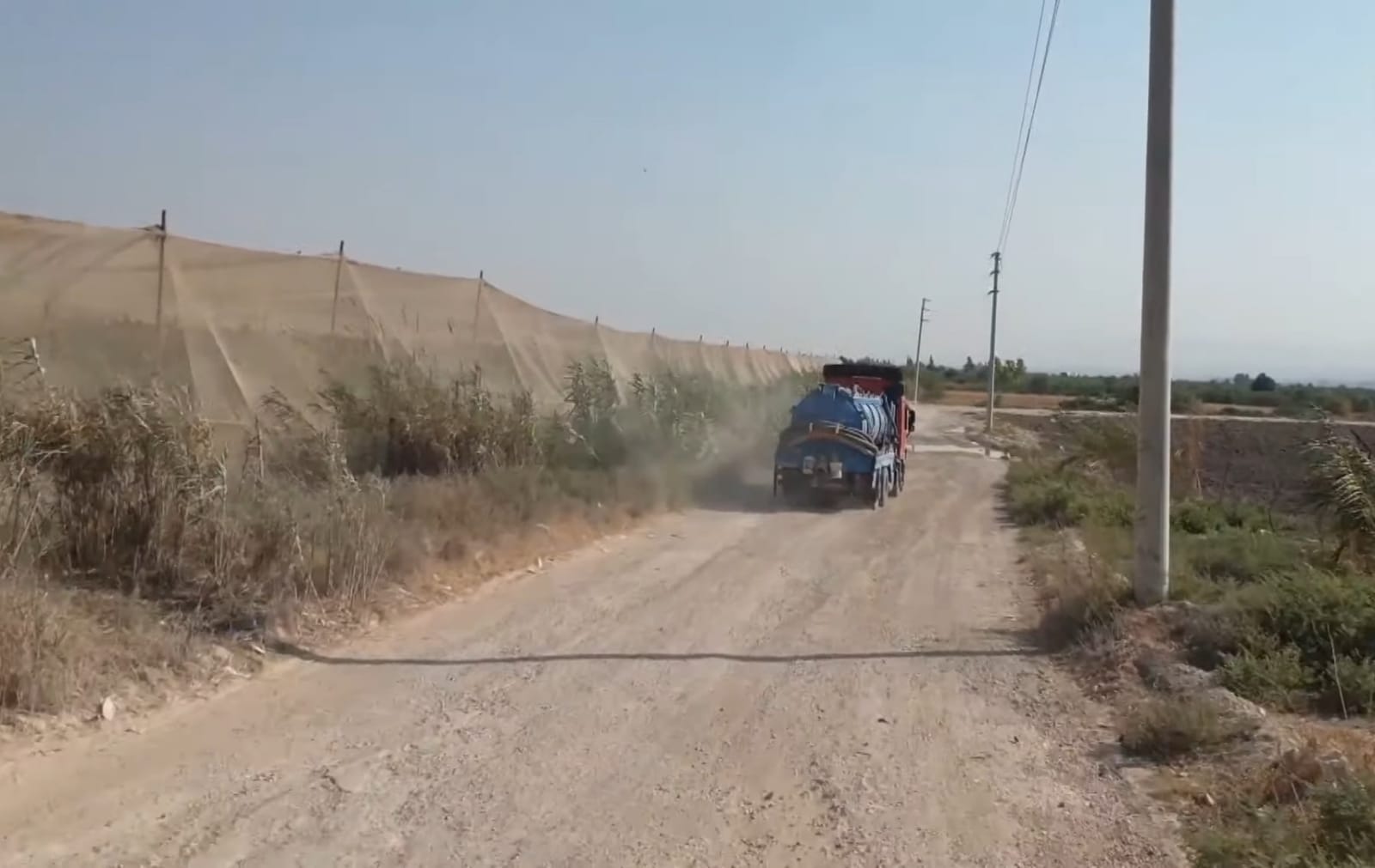 استئناف عمل صهاريج المياه العادمة إثر وعود بتأهيل طريق محطة تنقية الشونة