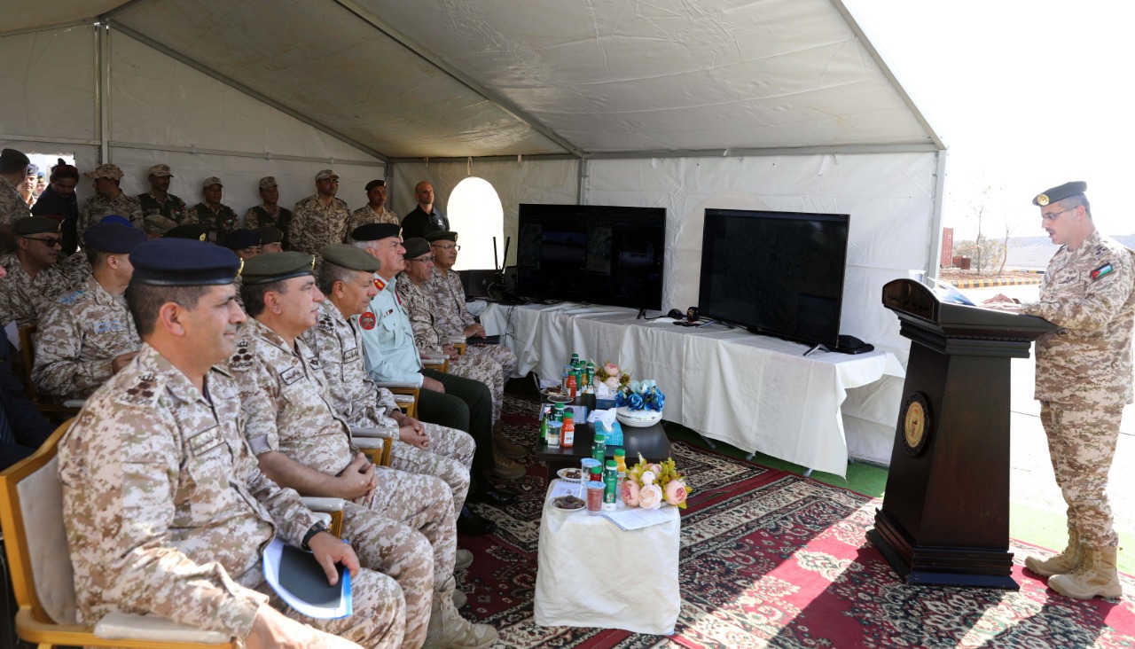 الحنيطي يطلع على تجربة لمراقبة أمن الحدود باستخدام منظومة متكاملة من الكاميرات والرادارات والطائرات المسيرة