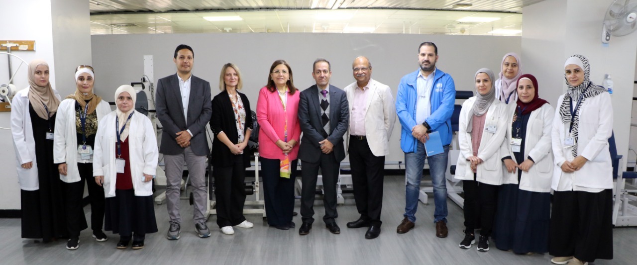 وفد من الصحة العالمية يطلع على خدمات التأهيل في مستشفى الجامعة