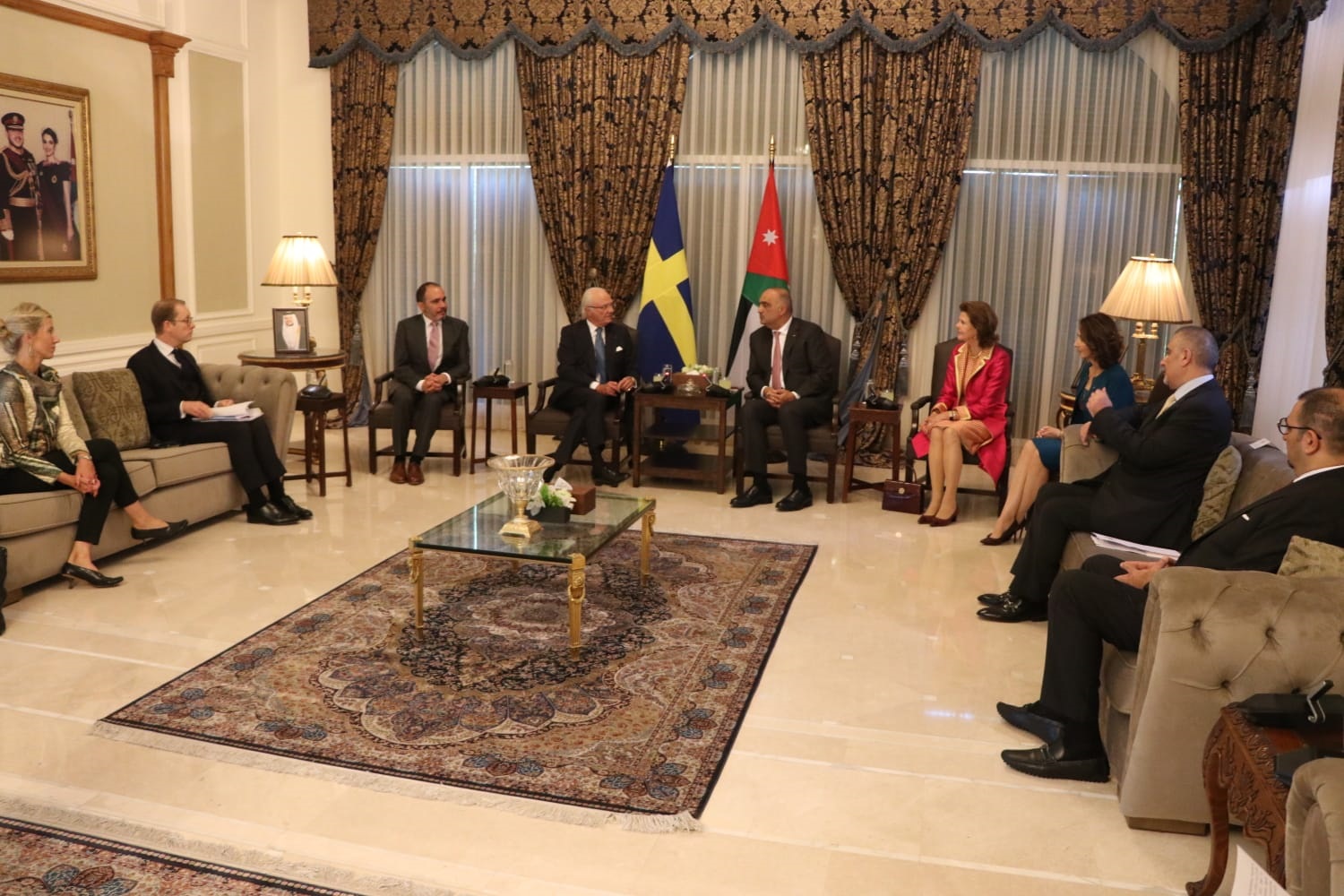 الخصاونة يلتقي ملك السويد ويؤكد العلاقات الثنائية المتميزة بين البلدين