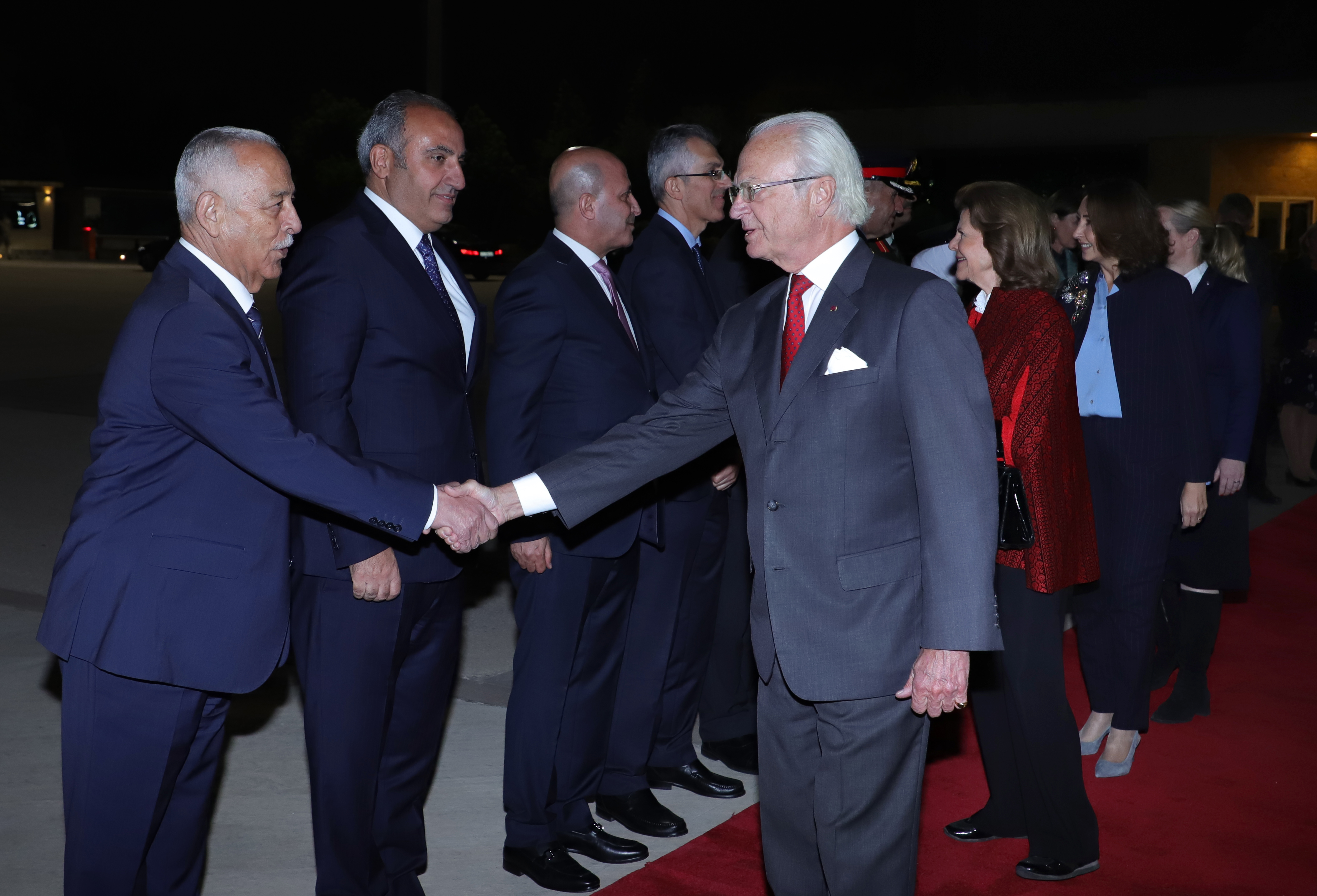 ملك وملكة السويد يغادران المملكة