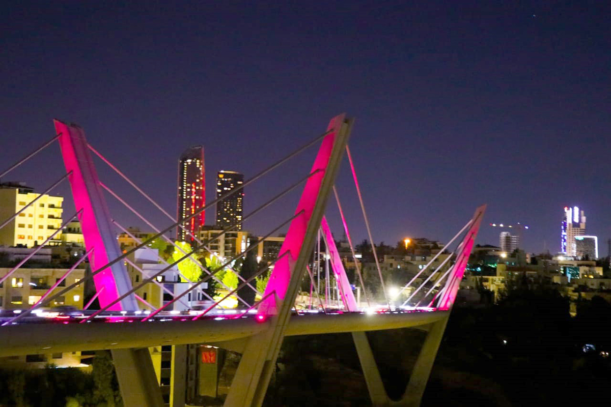 أمانة عمان تضيء جسر عبدون باللون العنابي بمناسبة بدء كأس العالم
