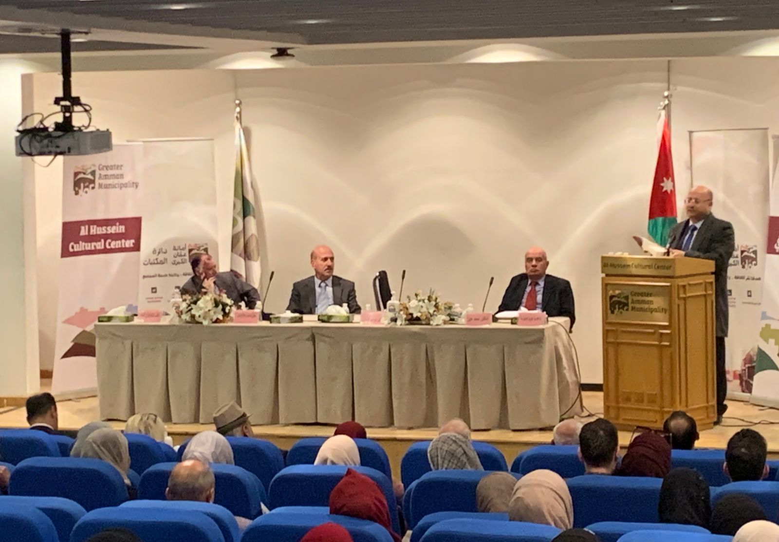 إشهار الأعمال الشعرية الكاملة للكوفحي في مركز الحسين الثقافي