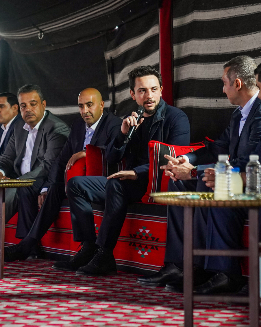 ولي العهد يحاور شبابا ناشطين بالبادية الوسطى