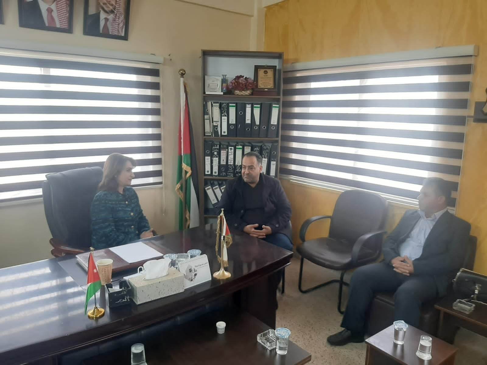 توزيع طرود لأسر عفيفة في الزرقاء