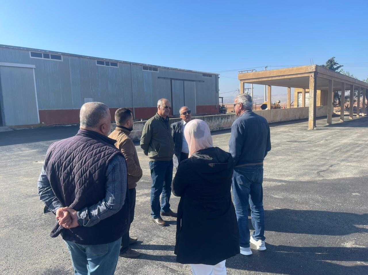 مدير المؤسسة التعاونية يتفقد أعمال الصيانة والتعبيد وبيع البذار بمحطة إربد