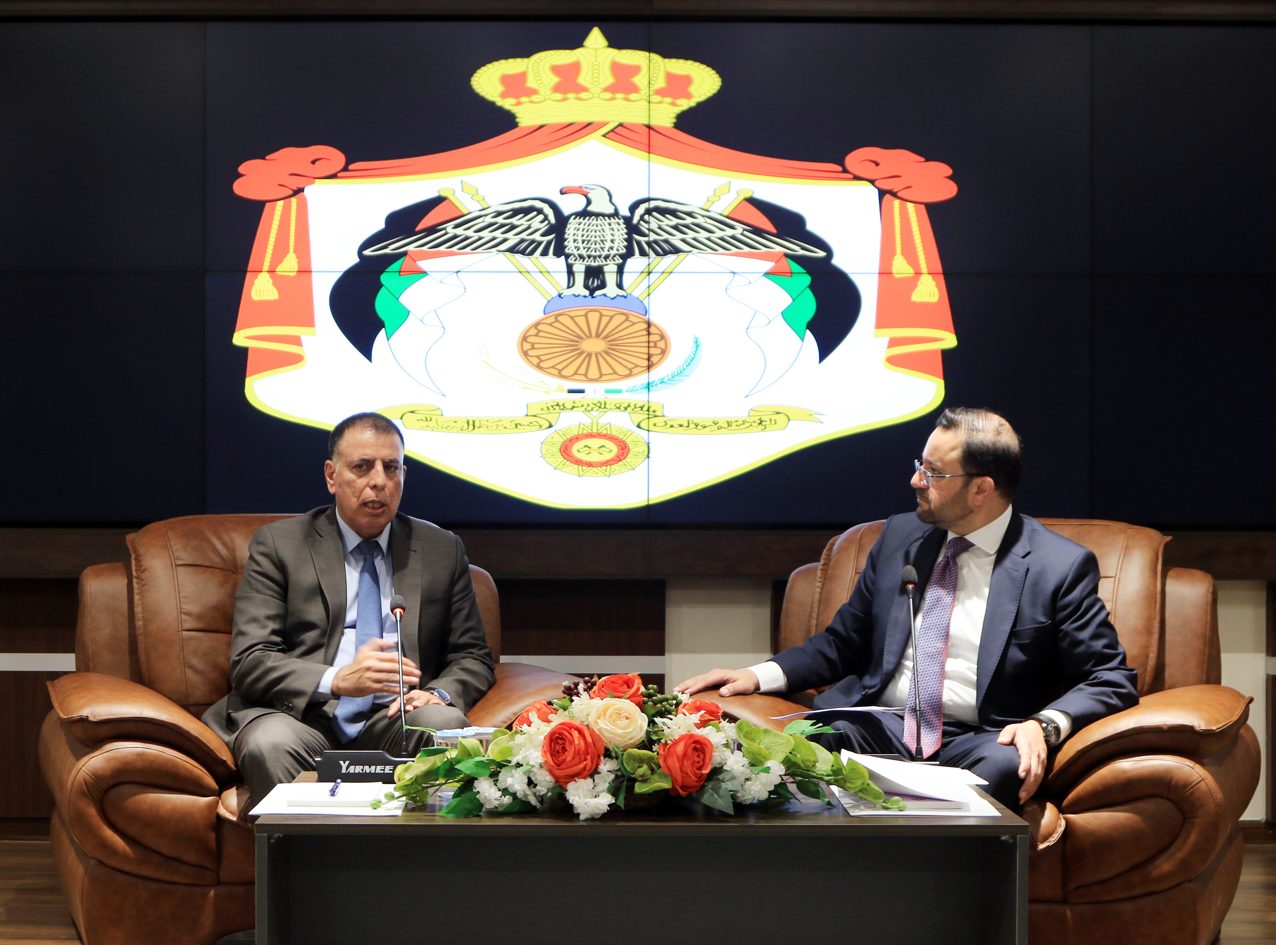 وزير المالية يلتقي الحكام الإداريين