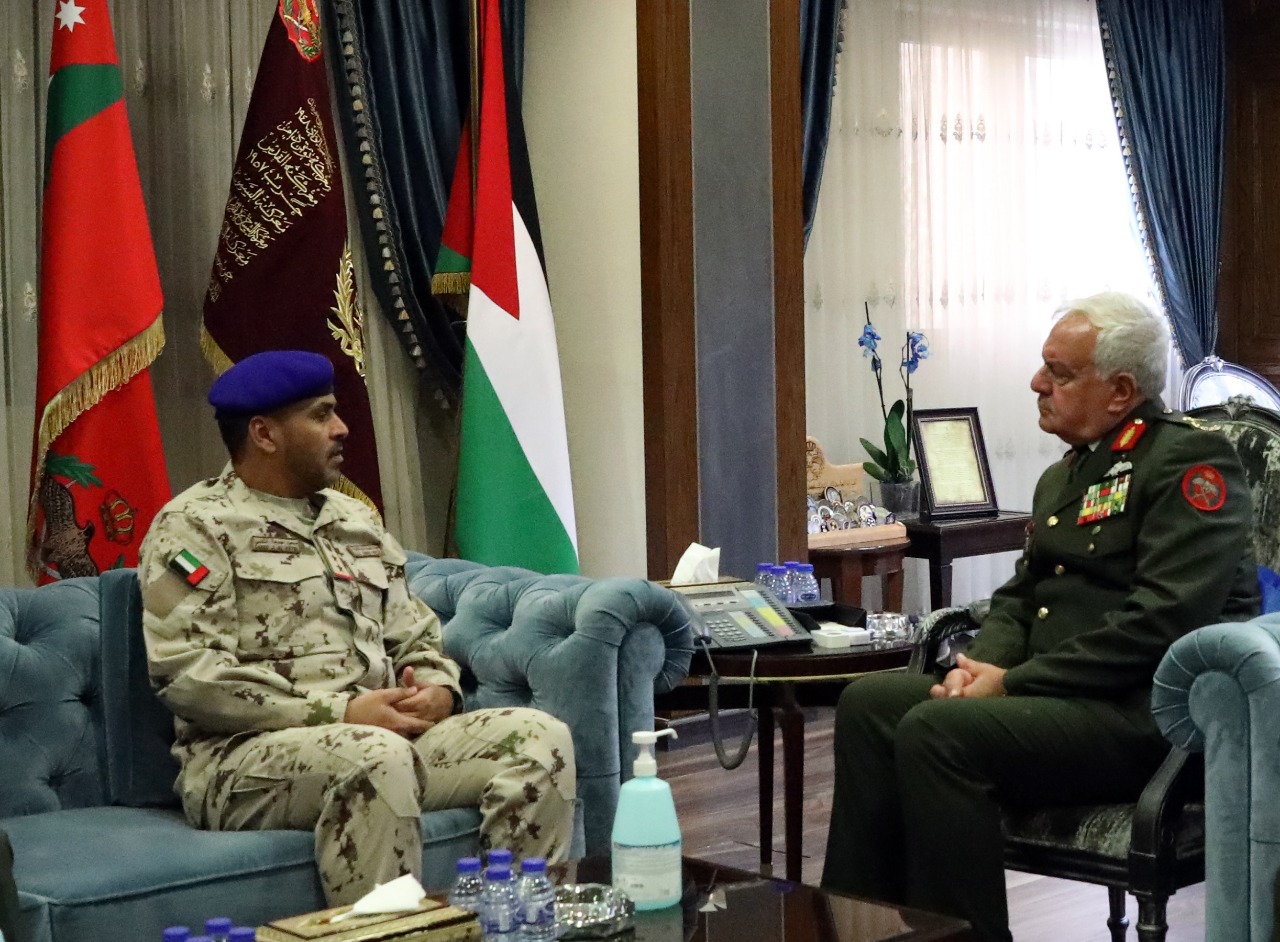 رئيس هيئة الأركان يلتقي وفداً عسكرياً إماراتياً