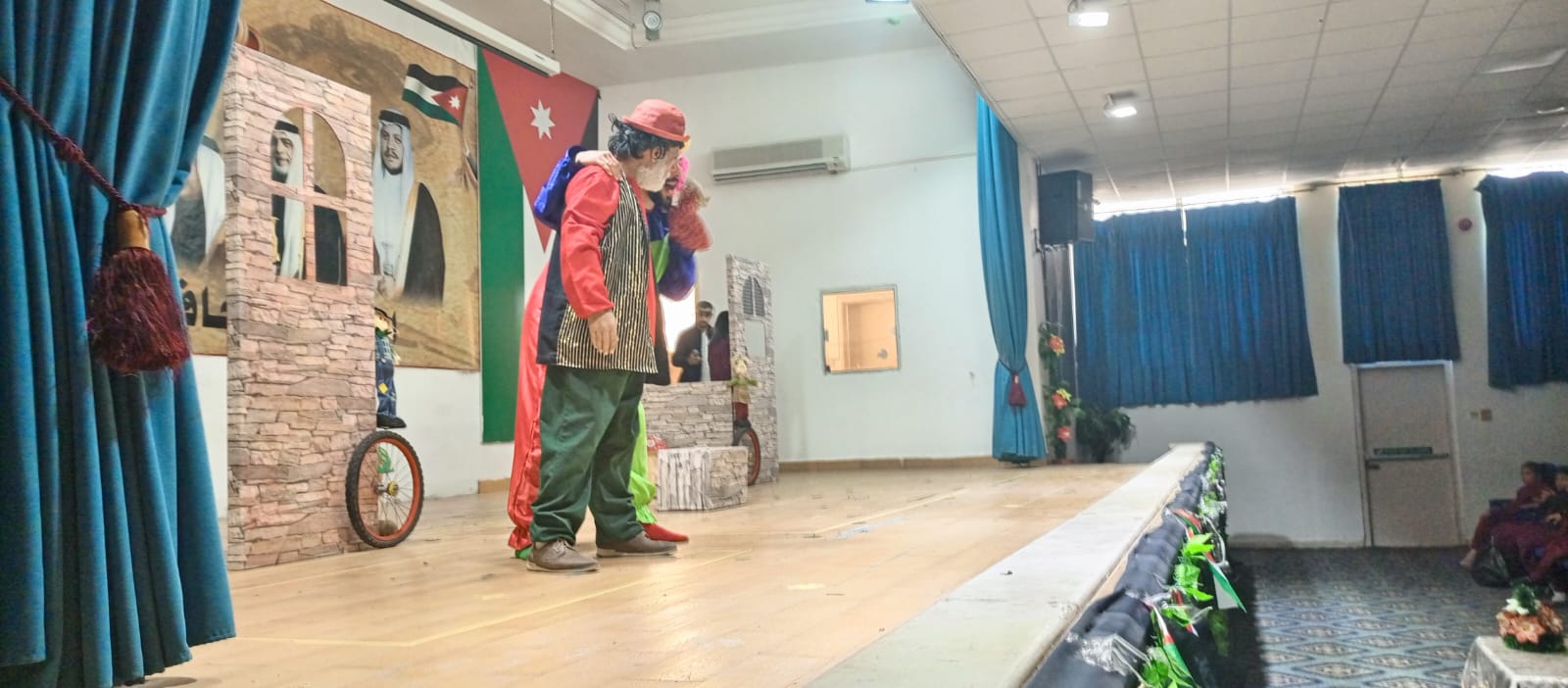 عرض مسرحية الامنيات الذهبية في مادبا