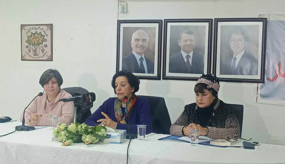 خديجة حباشنة توقع كتابها فرسان السينما في منتدى الرواد الكبار