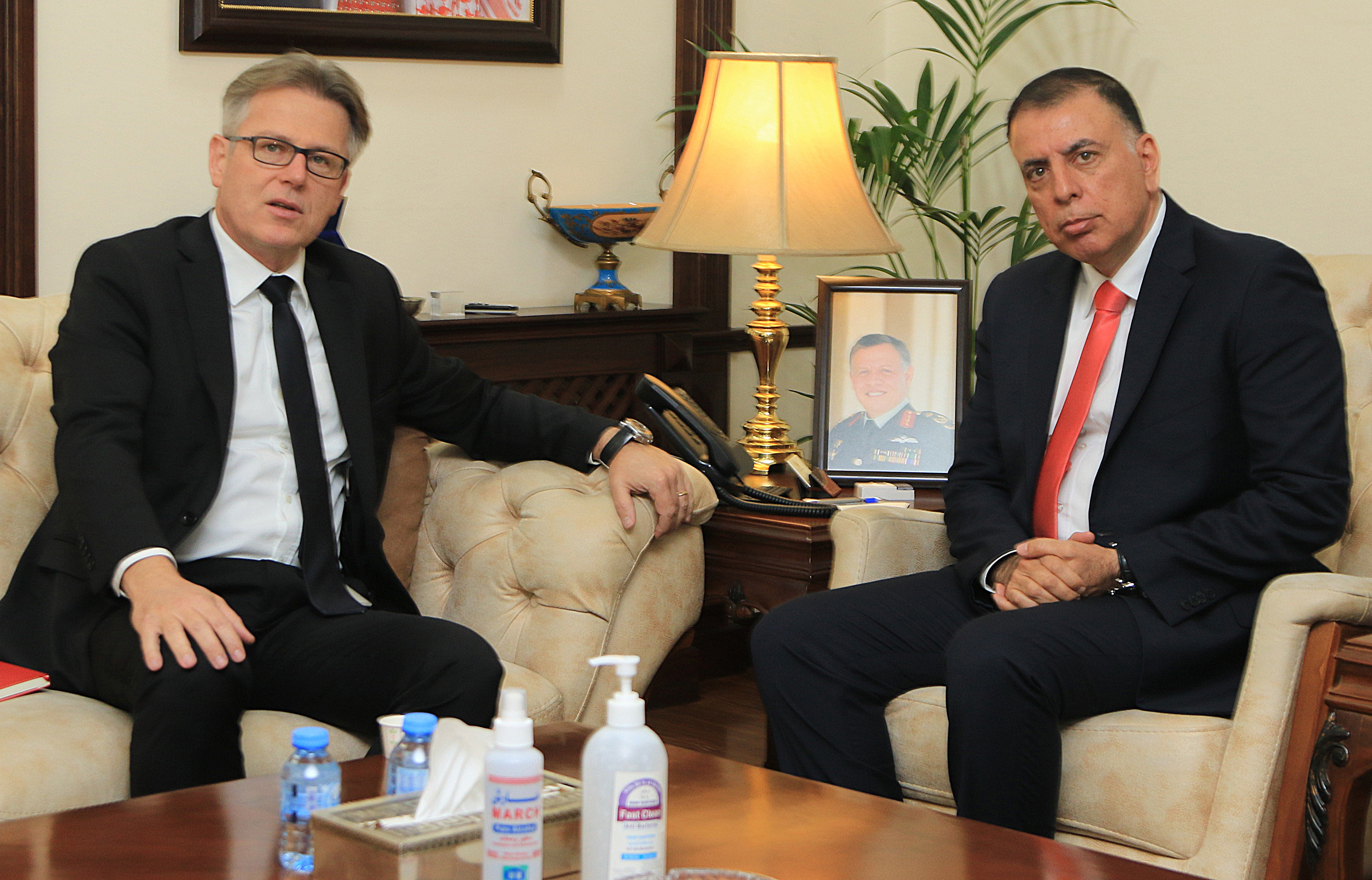 وزير الداخلية والسفير الفرنسي يبحثان العلاقات الثنائية