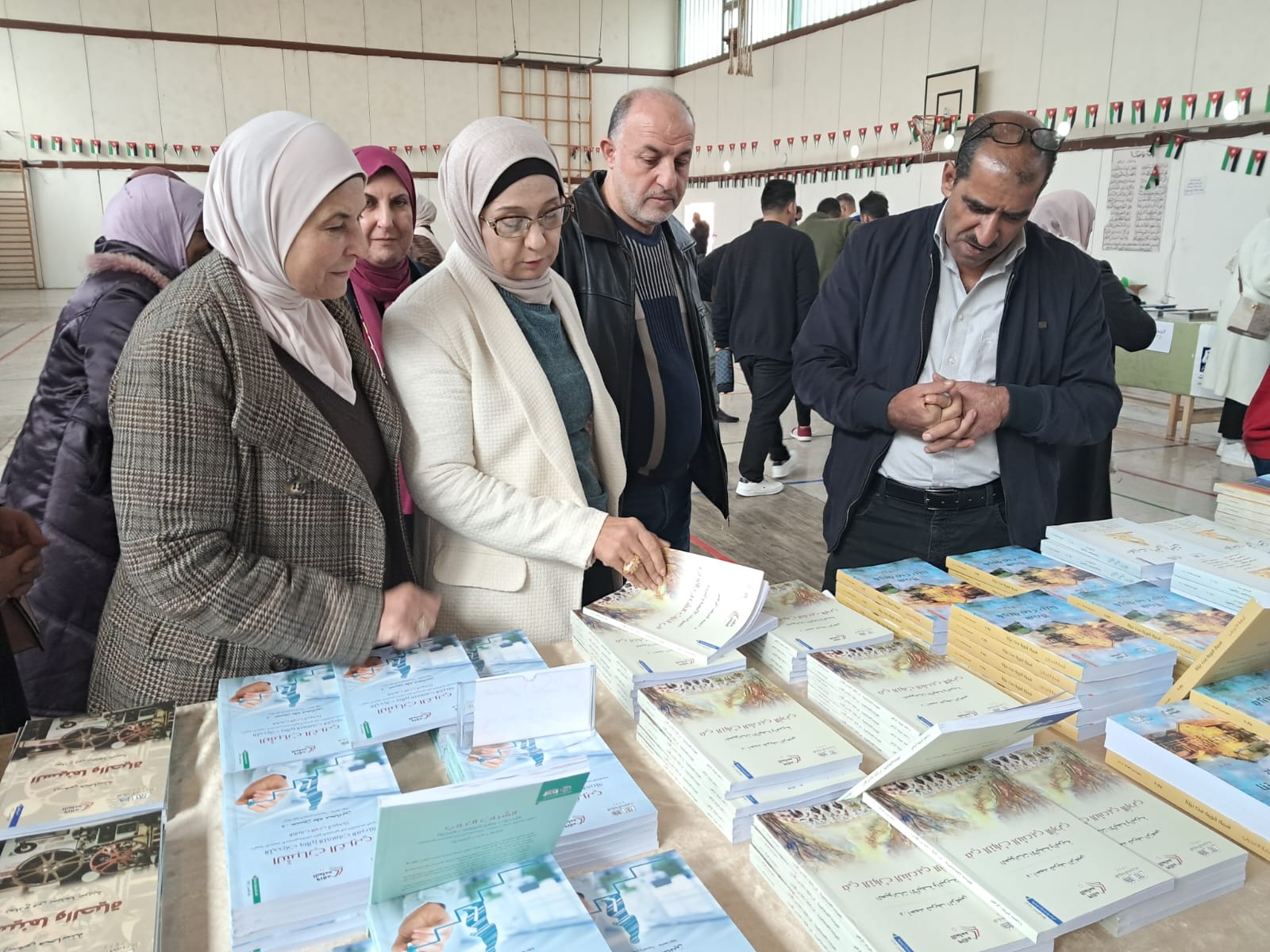 افتتاح معرض كتاب القراءة للجميع بكلية إربد الجامعية