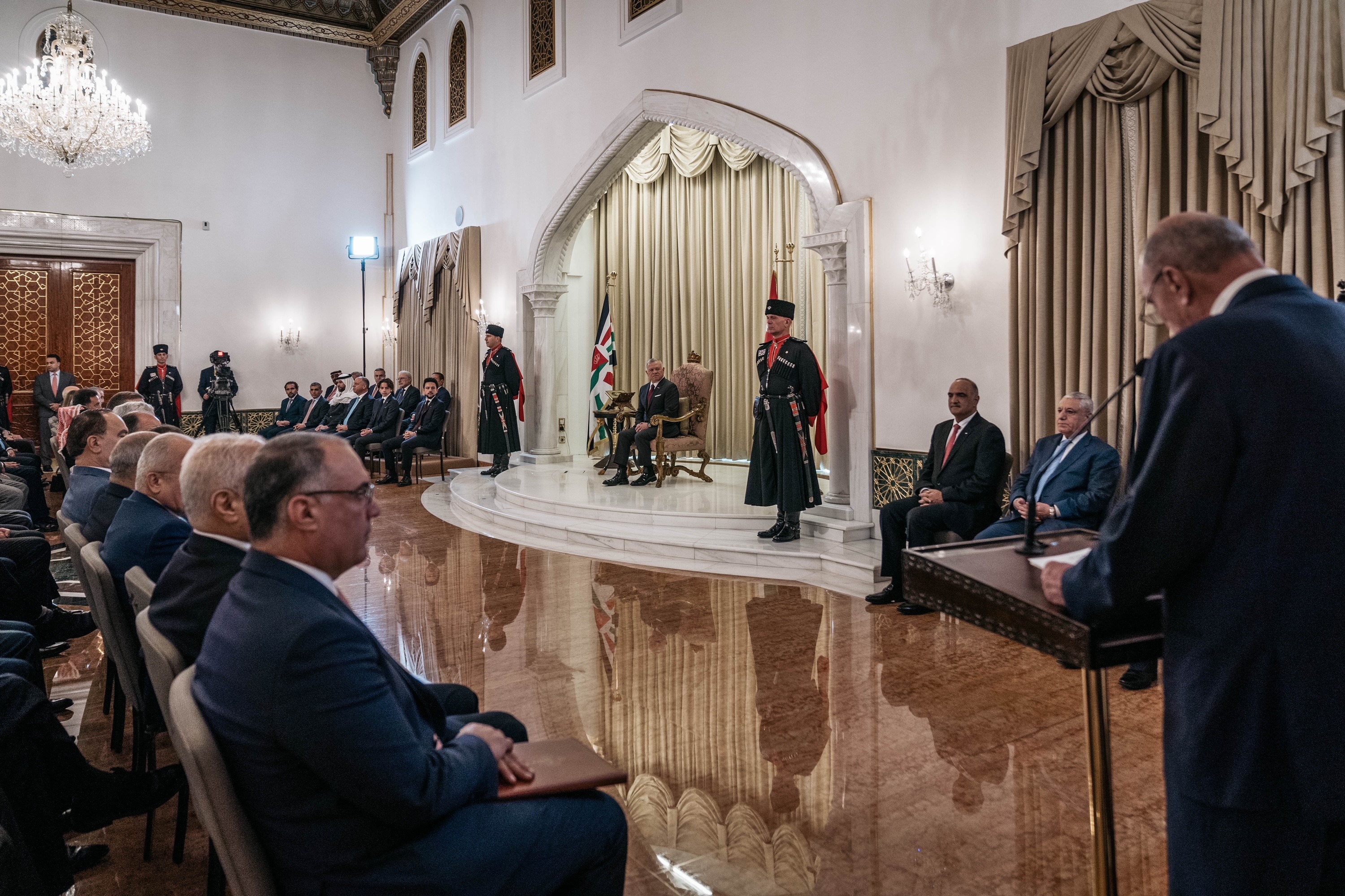 الملك يستمع إلى ردي مجلسي الأعيان والنواب على خطاب العرش السامي