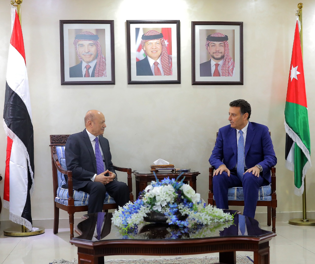 الصفدي يلتقي رئيس مجلس القيادة الرئاسي اليمني