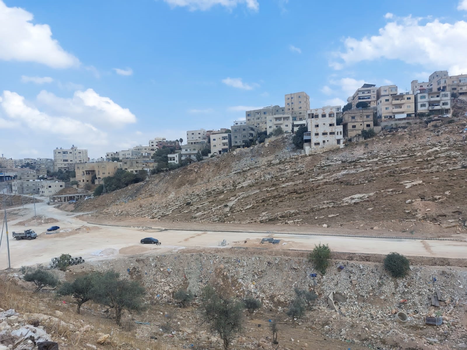 بلدية اربد تنهي معاناة سكان وادي السريج بإنشاء طريق يربطه بالمرافق العامة