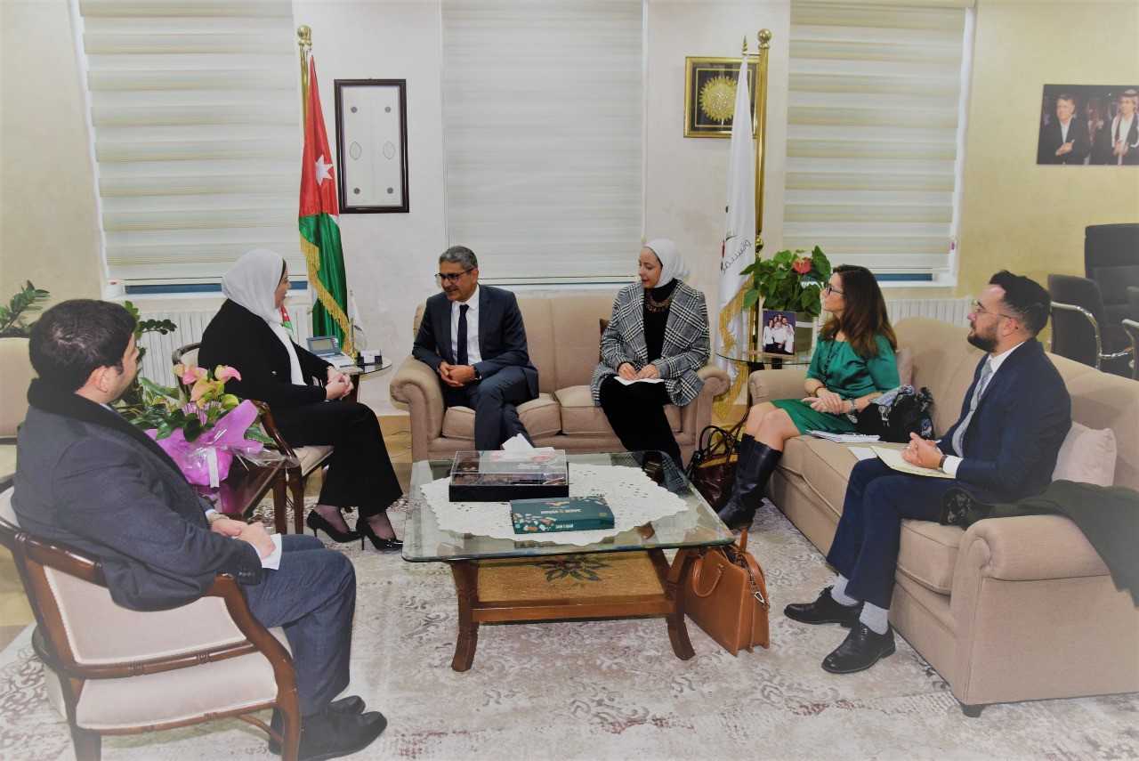 بحث التعاون بين الأردن وكندا في مجال التنمية الاجتماعية