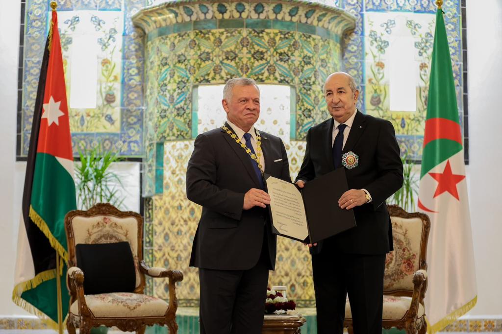 الرئيس الجزائري يقيم مأدبة عشاء رسمية تكريما للملك