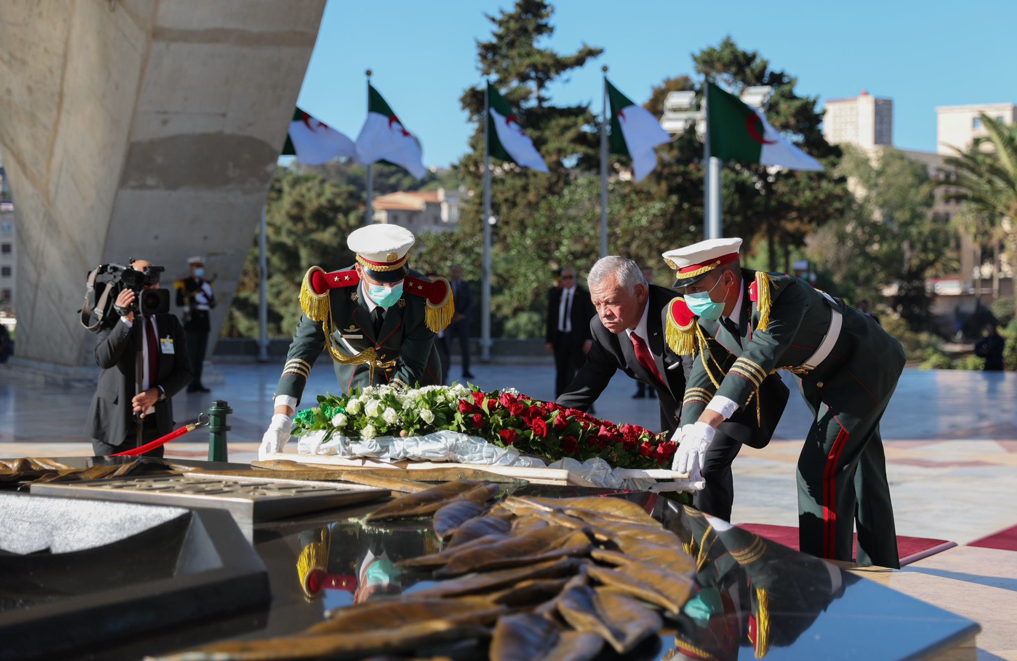الملك يزور مقام الشهيد ويتجول في المتحف الوطني للمجاهد بالجزائر