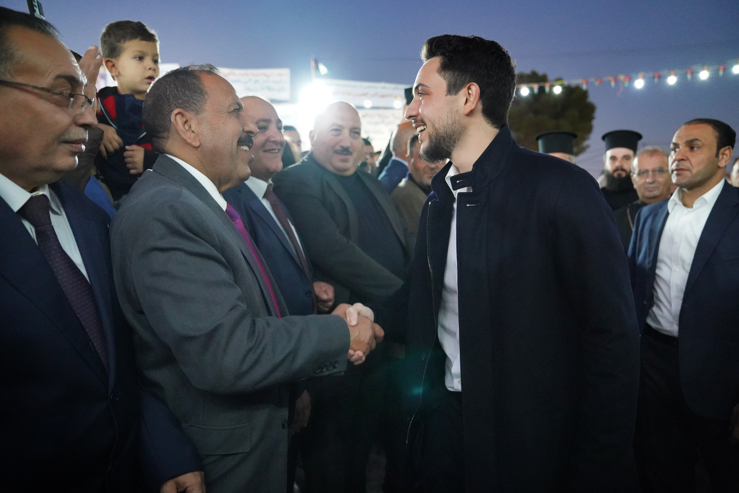 ولي العهد يشارك أبناء الطوائف المسيحية بإضاءة شجرة عيد الميلاد بالكرك