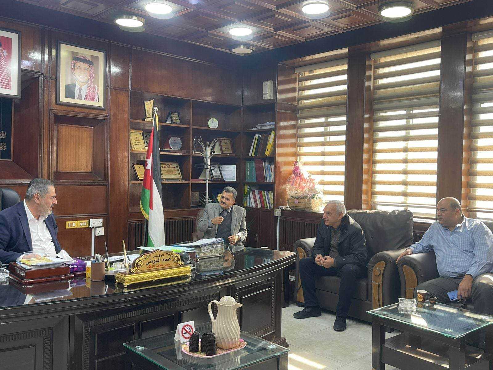 لقاء في بلدية الزرقاء يبحث تحسين خدمات أرض الصحفيين