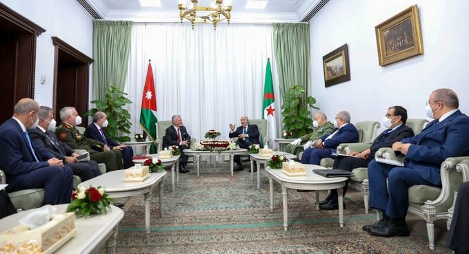 الملك والرئيس تبون يعقدان مباحثات في الجزائر