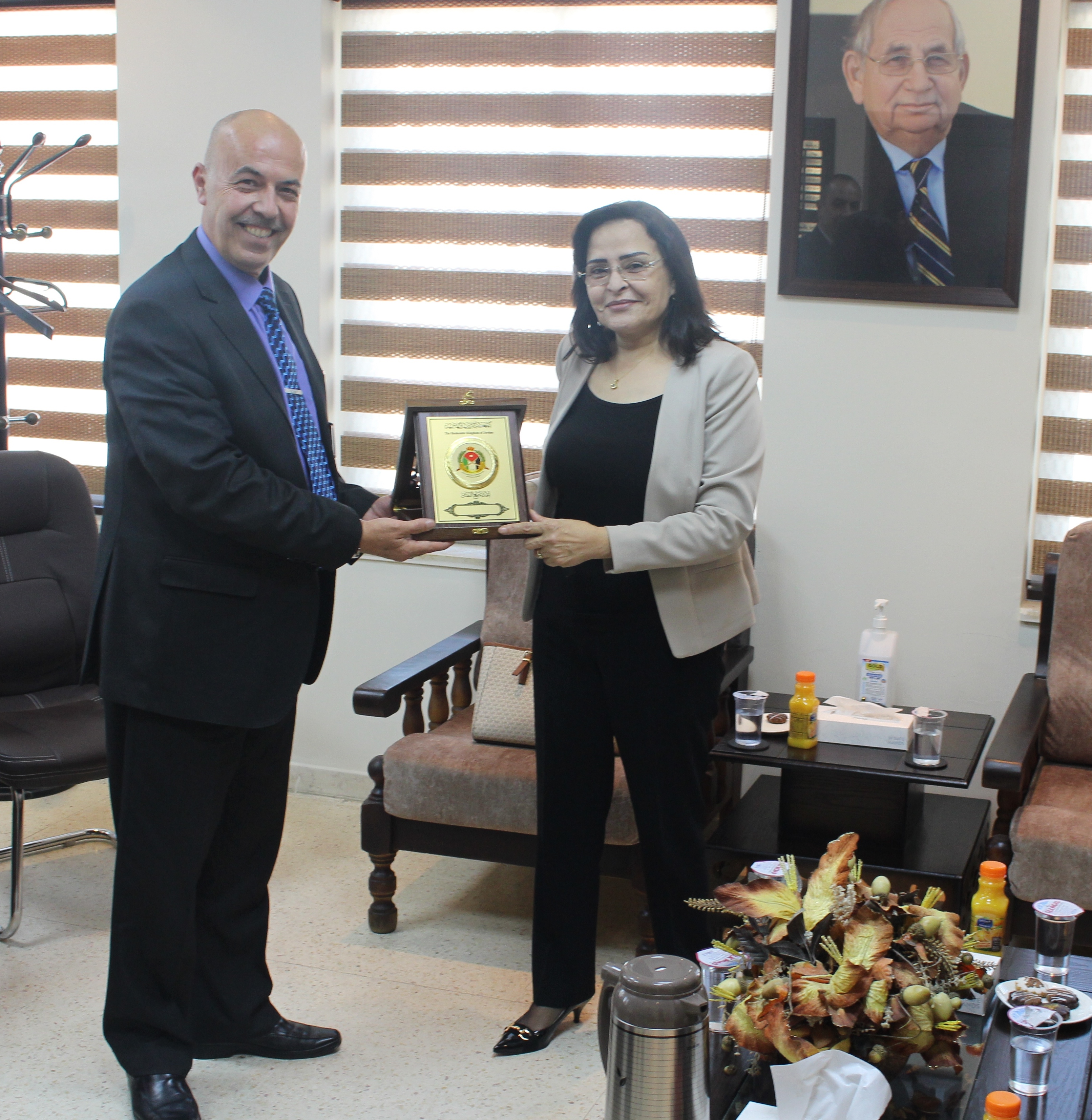 بحث التعاون بين الهاشمية للمصابين العسكريين وكهرباء المملكة لاستثمارات الطاقة