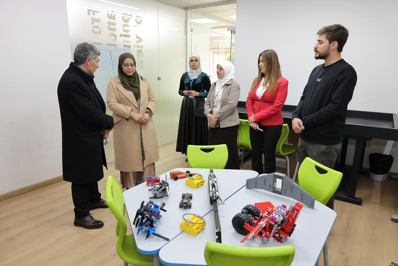 القائم بأعمال السفارة الماليزية بعمان تطلع على تجربة زها الثقافي