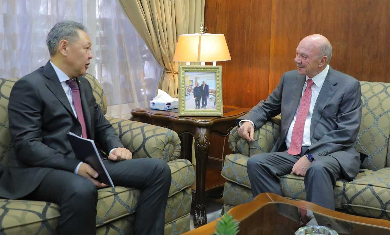 الفايز يلتقي عددا من سفراء الدول الصديقة لدى المملكة