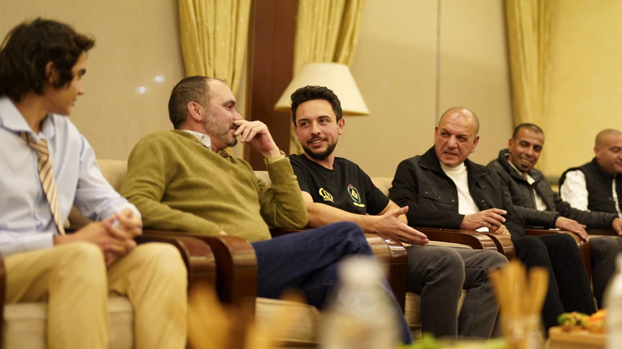 ولي العهد يتابع انتصار المغرب برفقة النشامى