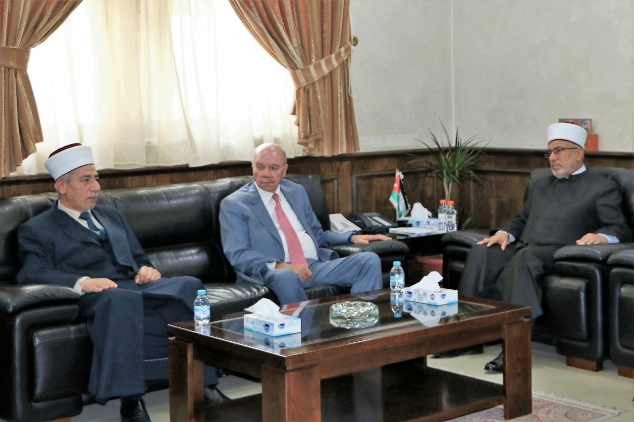 رئيس مجلس الأعيان يزور دائرة قاضي القضاة