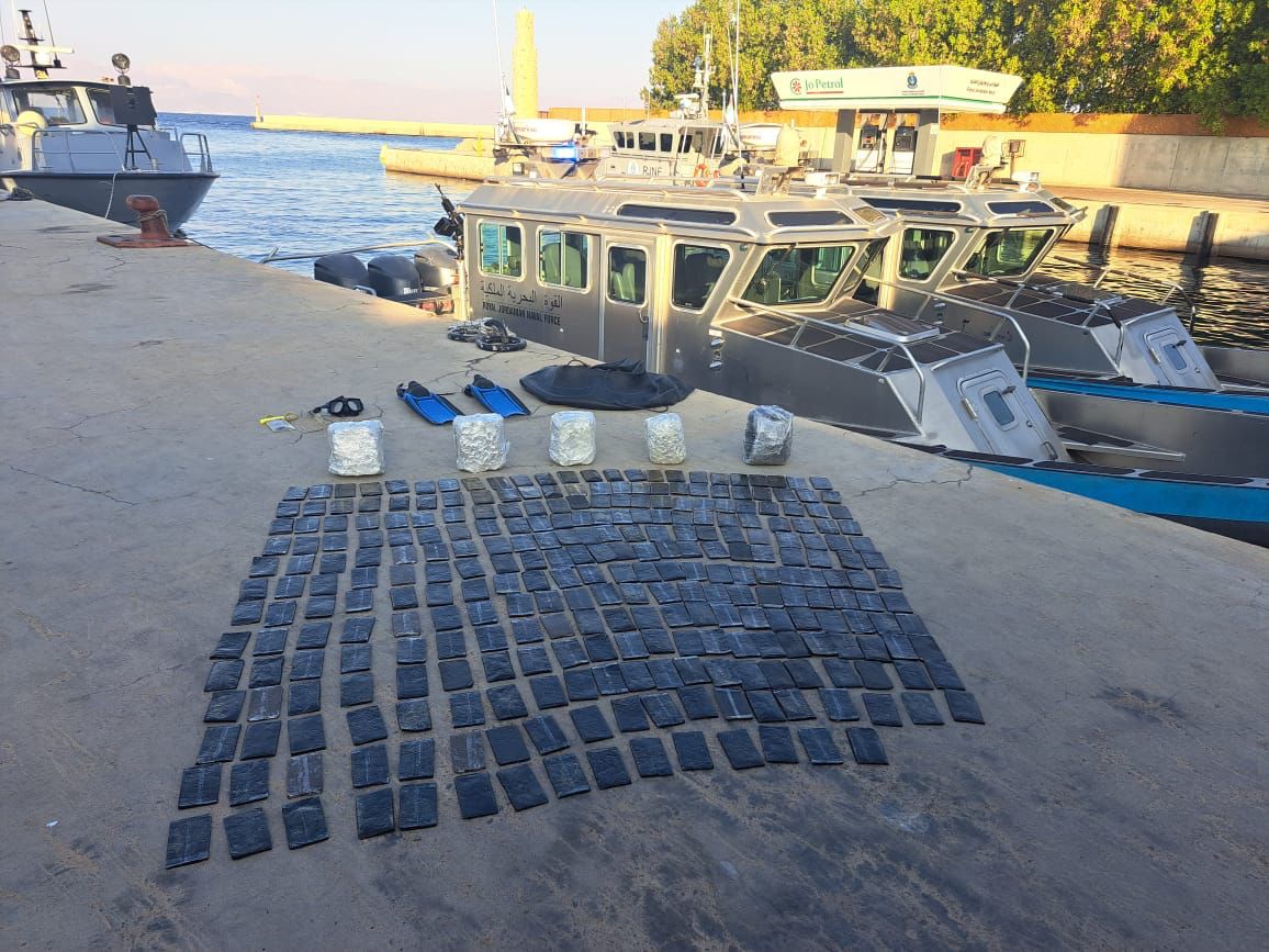 القوة البحرية والزوارق الملكية تحبط محاولة تسلل وتهريب مواد مخدرة