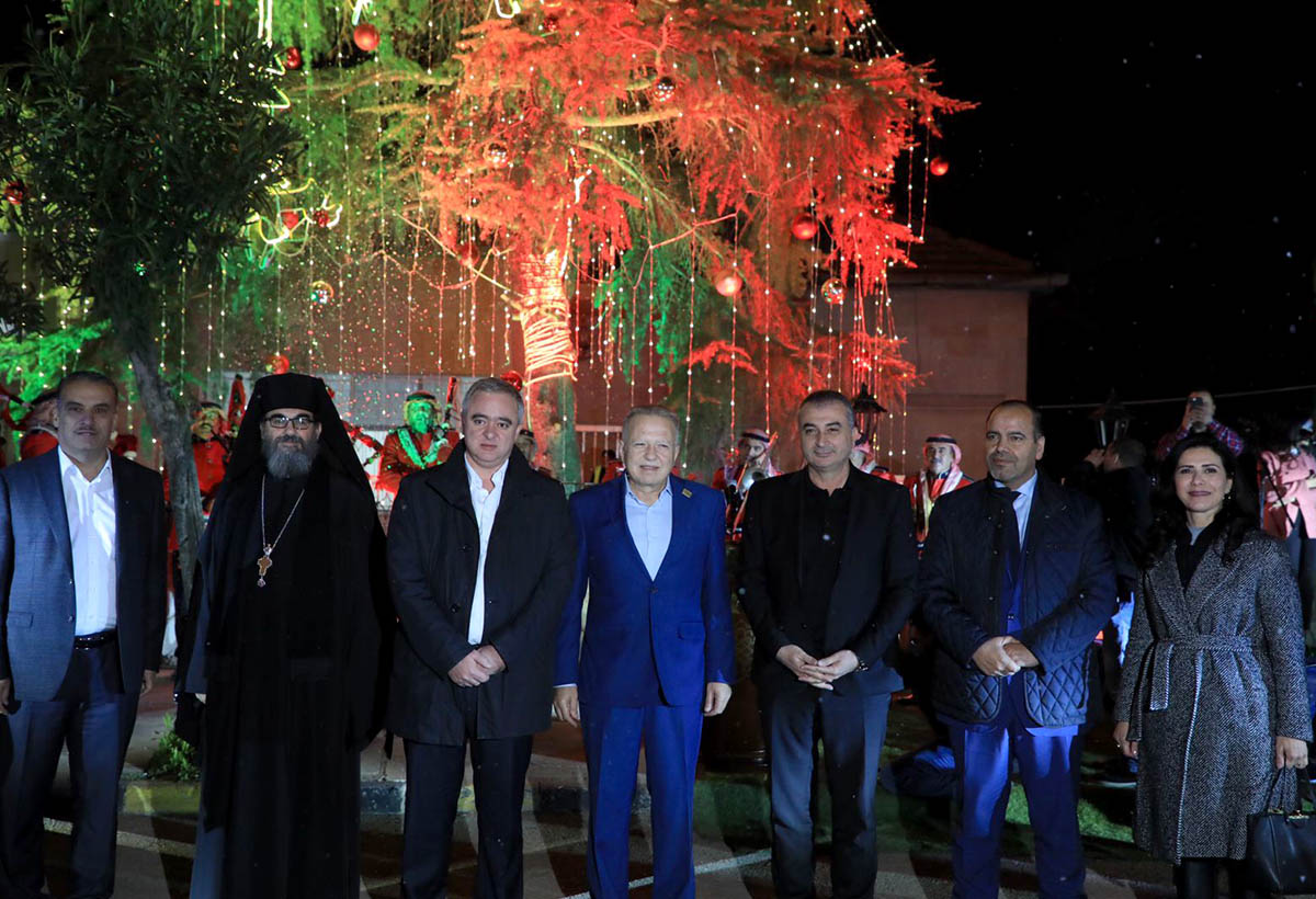 وزارة الشباب تحتفل بإضاءة شجرة الميلاد