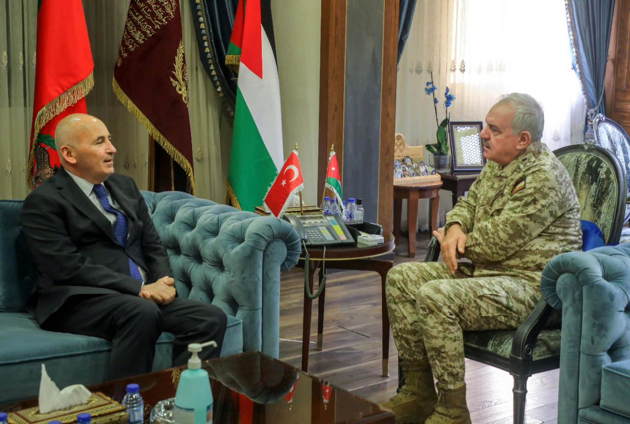 رئيس هيئة الأركان يلتقي السفير التركي