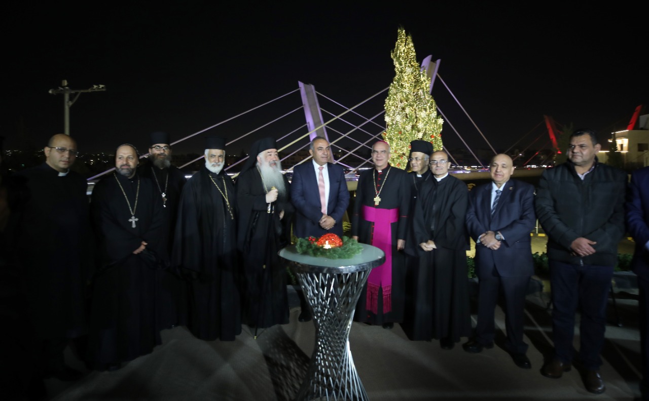 الشواربة يضيء شجرة عيد الميلاد من حديقة جسر عبدون