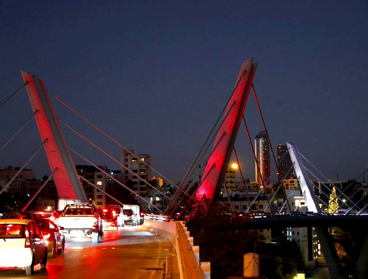 إضاءة جسر عبدون بألوان العلم البحريني بمناسبة العيد الوطني للبحرين