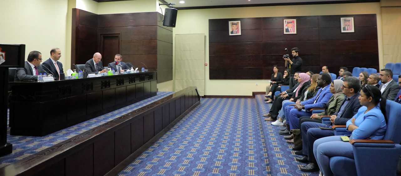 الفايز يدعو إلى توحيد الرسالة الإعلامية العربية للدفاع عن قضايا الأمة