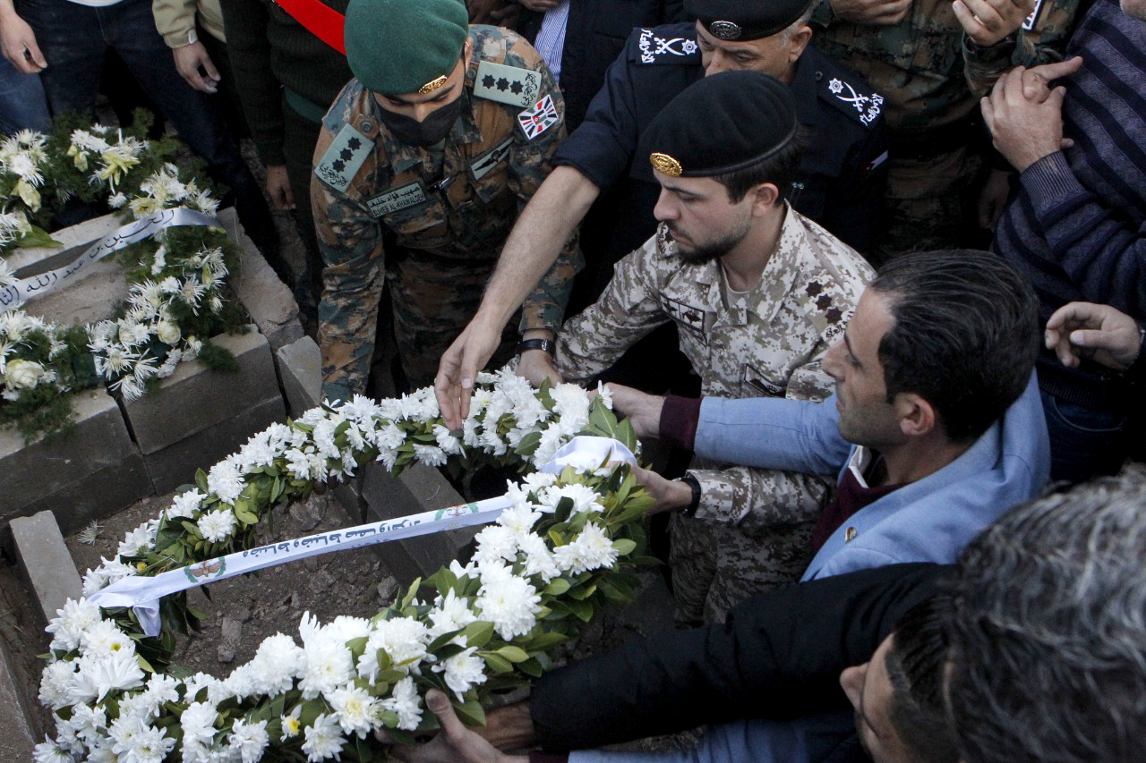 سمو ولي العهد يشارك في تشييع جثامين شهداء الأمن العام