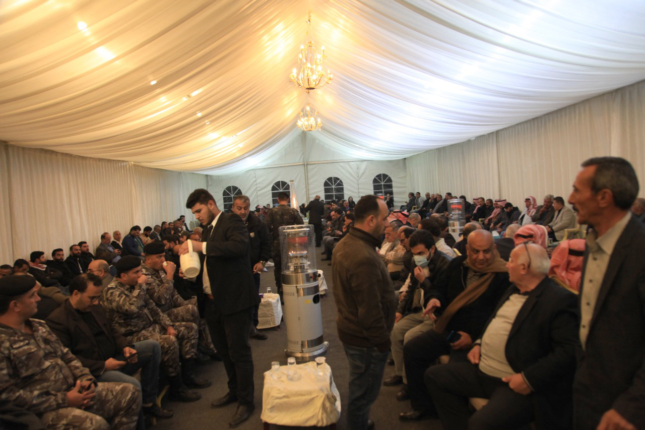 الأردنيون يتوافدون لتقديم العزاء بالشهيد الرحاحلة