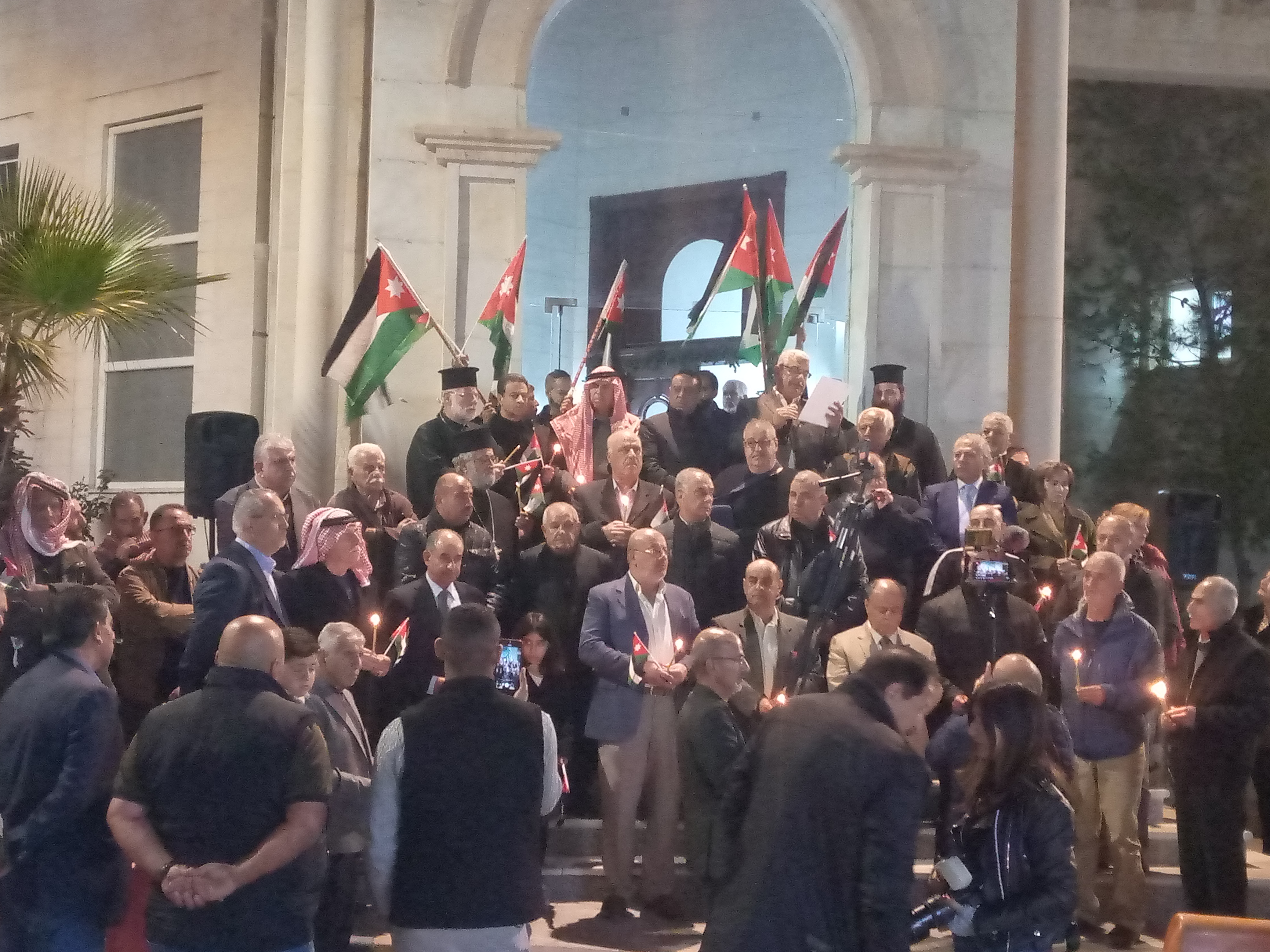 وقفة تضامنية بمدينة الفحيص مع أهالي الشهداء والأجهزة الأمنية