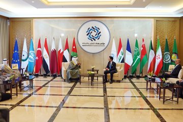 ولي العهد يستقبل رئيس مجلس الوزراء الكويتي لدى وصوله المملكة