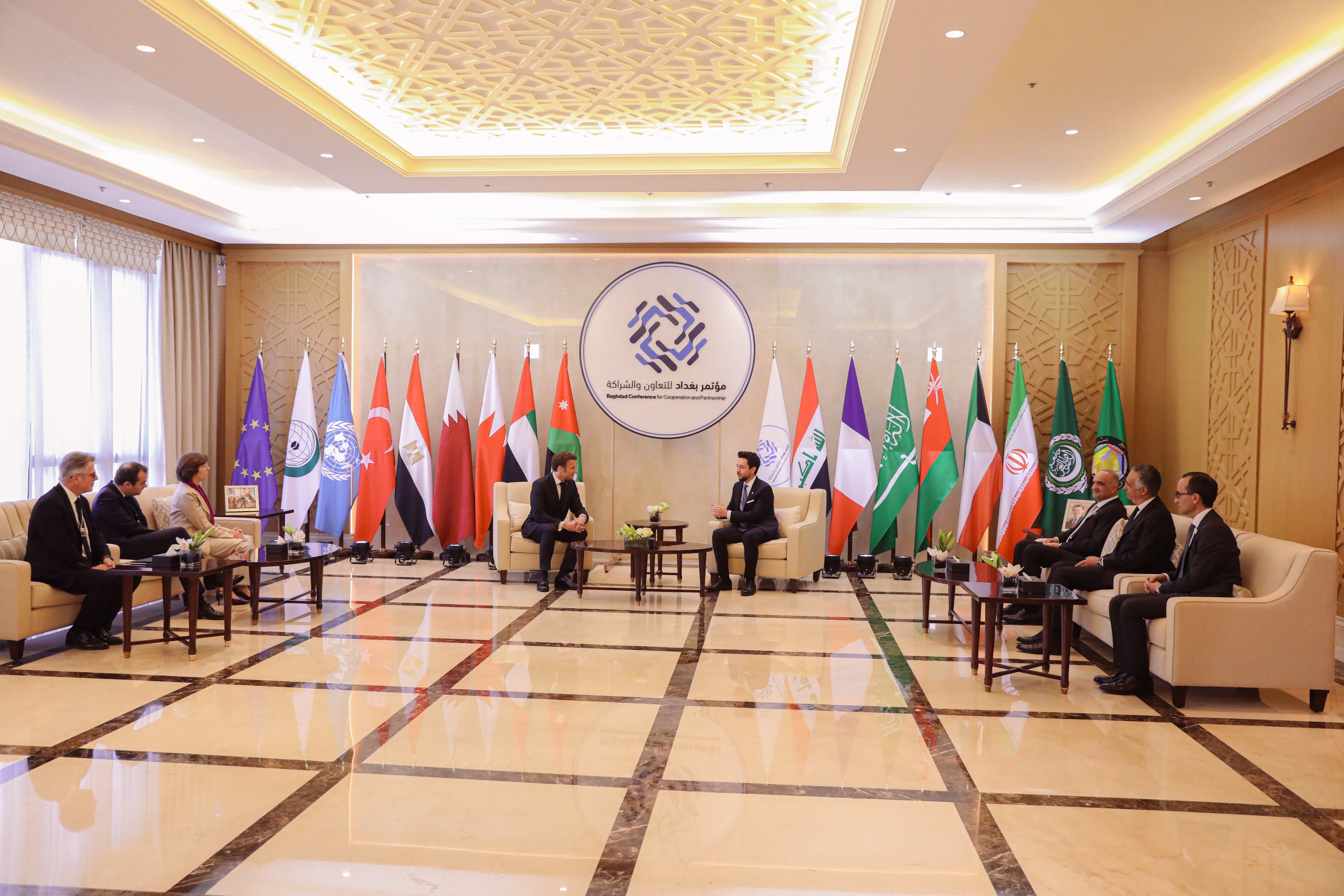 ولي العهد يستقبل الرئيس الفرنسي لدى وصوله المملكة