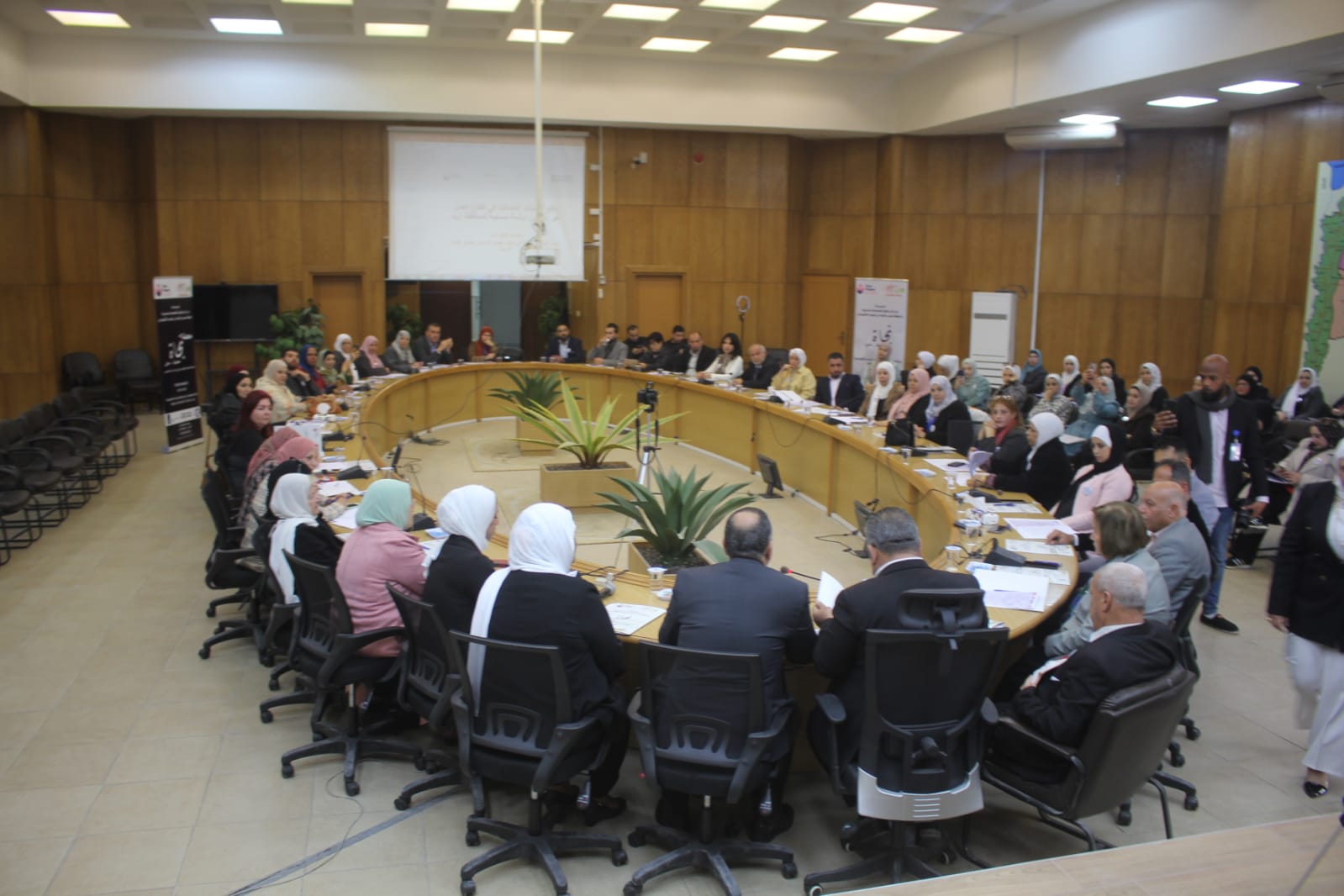 دراسة عن واقع العاملات في قطاعات التجميل والسكرتاريا والبوتيك في إربد